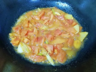 6、番茄芝士浓汤火锅,加一点点开水，小火翻炒至番茄变软炒出汤汁。