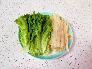 8、番茄芝士浓汤火锅,生菜金针菇洗干净装盘。