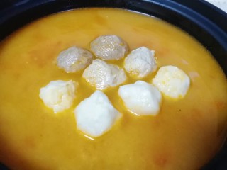 12、番茄芝士浓汤火锅,下入丸子中小火煮10分钟左右。