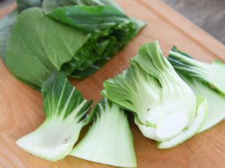 1、麻辣与热烫的刺激，征服你的味蕾，水煮肉片,青菜洗净，去根，切半备用