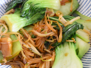 7、麻辣与热烫的刺激，征服你的味蕾，水煮肉片,将豆芽、青菜炒熟，盛出