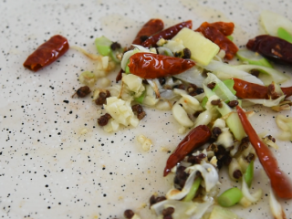 8、麻辣与热烫的刺激，征服你的味蕾，水煮肉片,起油锅，炒香葱姜蒜，再倒入花椒、干辣椒，小火清炒