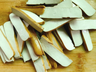 2、蒜苗炒香干,切成片