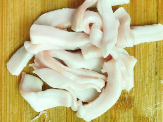 3、蒜苗炒香干,肥肉也切成片。