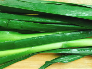 4、蒜苗炒香干,蒜苗洗干净