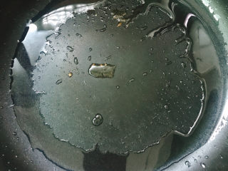 9、蒜苗炒香干,锅烧热后放油。