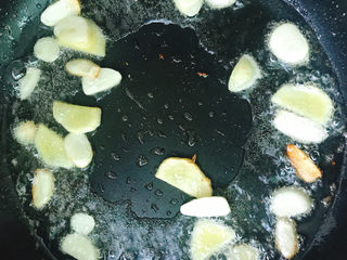 13、蒜苗炒香干,将经过的肥肉捞出扔掉。