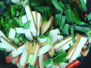 15、蒜苗炒香干,再放入香干和蒜苗。