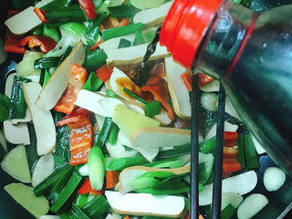 16、蒜苗炒香干,加入酱油和花椒粉。