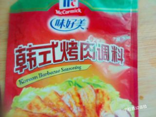 2、烤肉味粽子,之前爱吃烤肉，所以买了不少腌料，今天就拿这个腌制鸡肉