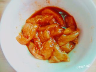 3、烤肉味粽子,鸡肉加入烤肉调料、料酒、酱油、黑胡椒粉、盐用手搅拌捏揉均匀后，覆盖保鲜膜冷藏2小时。