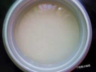 4、烤肉味粽子,糯米洗净，用温水浸泡3-4小时，米和水的比例为一比二。这样泡出来的糯米，做成粽子有光泽，口感黏度适中，精而不烂。