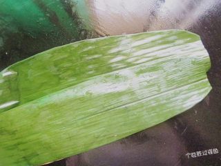6、烤肉味粽子,放入锅里煮透，一般煮半个小时左右即可。煮过的粽叶包起来不易破。