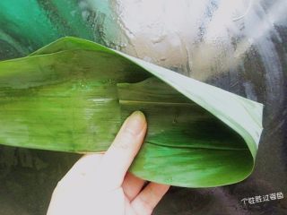 7、烤肉味粽子,粽叶大小头错开相叠，卷成漏斗状。