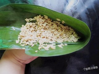 8、烤肉味粽子,先加入适量米