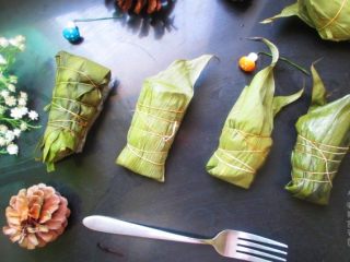 12、烤肉味粽子, 打包好的粽子放入锅内放入足够的水。加盖放到炉子上大火烧开上汽后转小火，煮1.5～2个小时左右，关火后再闷半个小时