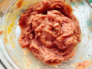 8、猪肉山药肠,肉泥顺着一方向搅上劲