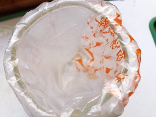 9、猪肉山药肠,裱花袋准备好，套在一个较高的杯子里，方便后面操作