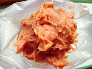 10、猪肉山药肠,把肉泥装入裱花袋