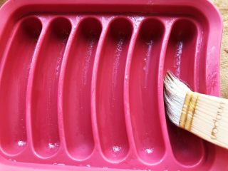 11、猪肉山药肠,模具内刷少量的核桃油