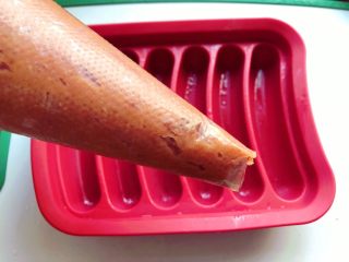 12、猪肉山药肠,裱花袋剪一个和模具宽度差不多的口