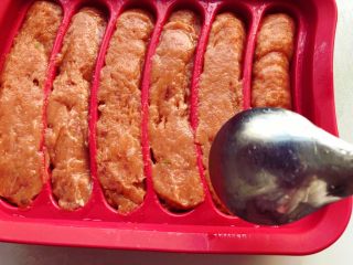 14、猪肉山药肠,边缘多余出来的，用一个小勺的背面沾水整理下。