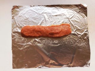 15、猪肉山药肠,没有模具也可以用锡纸来做，在锡纸上挤出一根香肠的形状
