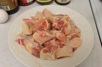 1、左宗棠鸡翅,将鸡翅切块