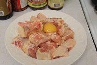 2、左宗棠鸡翅,加鸡蛋，搅匀