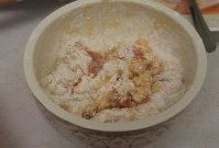 3、左宗棠鸡翅,裹上淀粉