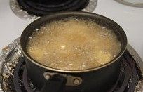 4、左宗棠鸡翅,下油锅（中火）炸，当鸡翅浮起表面，再炸1min即可。捞出