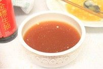 5、左宗棠鸡翅,将酱料调好，加水搅匀