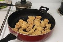 6、左宗棠鸡翅,在锅里加油，加干辣椒炒香，然后加入炸好的鸡翅翻炒