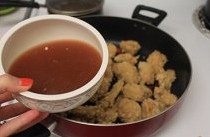 7、左宗棠鸡翅,加入调好的汁，盖锅焖到鸡翅表面都沾上汁，加葱花收水即可