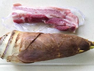 1、清明时令菜-毛笋烧肉,准备好食材