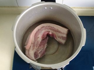 2、清明时令菜-毛笋烧肉,肉洗净放锅里，整块焯水（放水，煮开，直至出现白色浮沫，洗净）后，放高压锅中