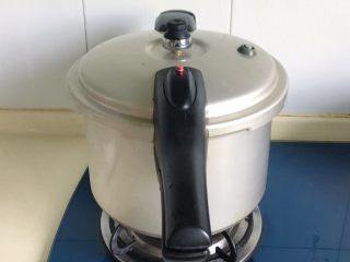 3、清明时令菜-毛笋烧肉,大火煮开至上汽再煮七八分钟后熄火焖一会