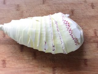 4、清明时令菜-毛笋烧肉,毛笋剥去笋衣，毛笋的笋衣特别薄，很容易剥，把根部脏的部分切除并冲洗干净