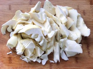 5、清明时令菜-毛笋烧肉,切成大的滚刀块