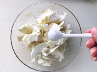 6、清明时令菜-毛笋烧肉,放入玻璃或陶瓷容器中，加入两勺盐