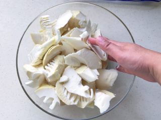 7、清明时令菜-毛笋烧肉,用手搅拌均匀，这样不仅能去除笋的薅味，还会让笋更入味（我这颗毛笋是山上的，基本吃不到薅味）