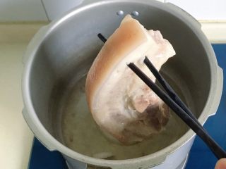 8、清明时令菜-毛笋烧肉,把煮熟的五花肉捞出，很香……