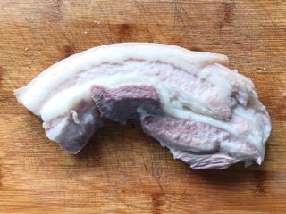 9、清明时令菜-毛笋烧肉,放在砧板上，待凉一些