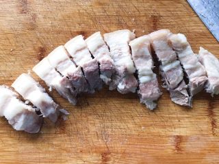 10、清明时令菜-毛笋烧肉,切成大小均匀的块……