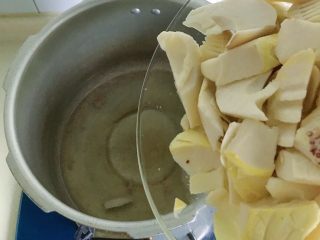 11、清明时令菜-毛笋烧肉,把腌好的毛笋撇出盐水后倒进高压锅中，锅里有煮好的肉汤，水不够可以加一点进去（新鲜的毛笋腌过后都会多少有一点水分，必须撇干净）