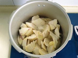 12、清明时令菜-毛笋烧肉,盖上锅盖大火煮开上汽后再煮五六分钟左右