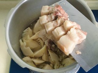 13、清明时令菜-毛笋烧肉,把切好的肉放入煮好的毛笋中