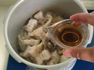 14、清明时令菜-毛笋烧肉,加入料酒