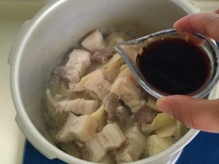 15、清明时令菜-毛笋烧肉,加入生抽