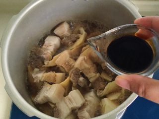 16、清明时令菜-毛笋烧肉,加入老抽